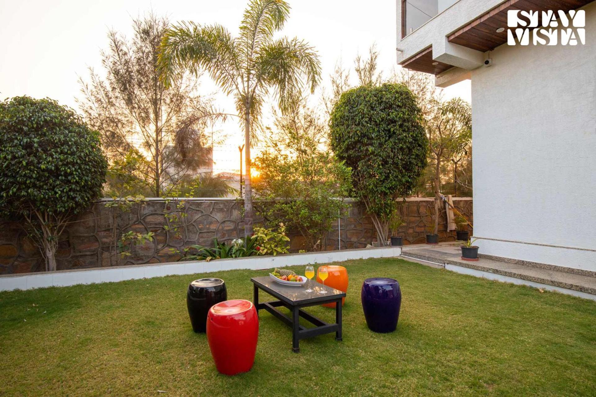 Stayvista'S Bella Dream - Mountain-View With Outdoor Pool, Lawn Featuring A Gazebo & Indoor Games 烏代浦 外观 照片