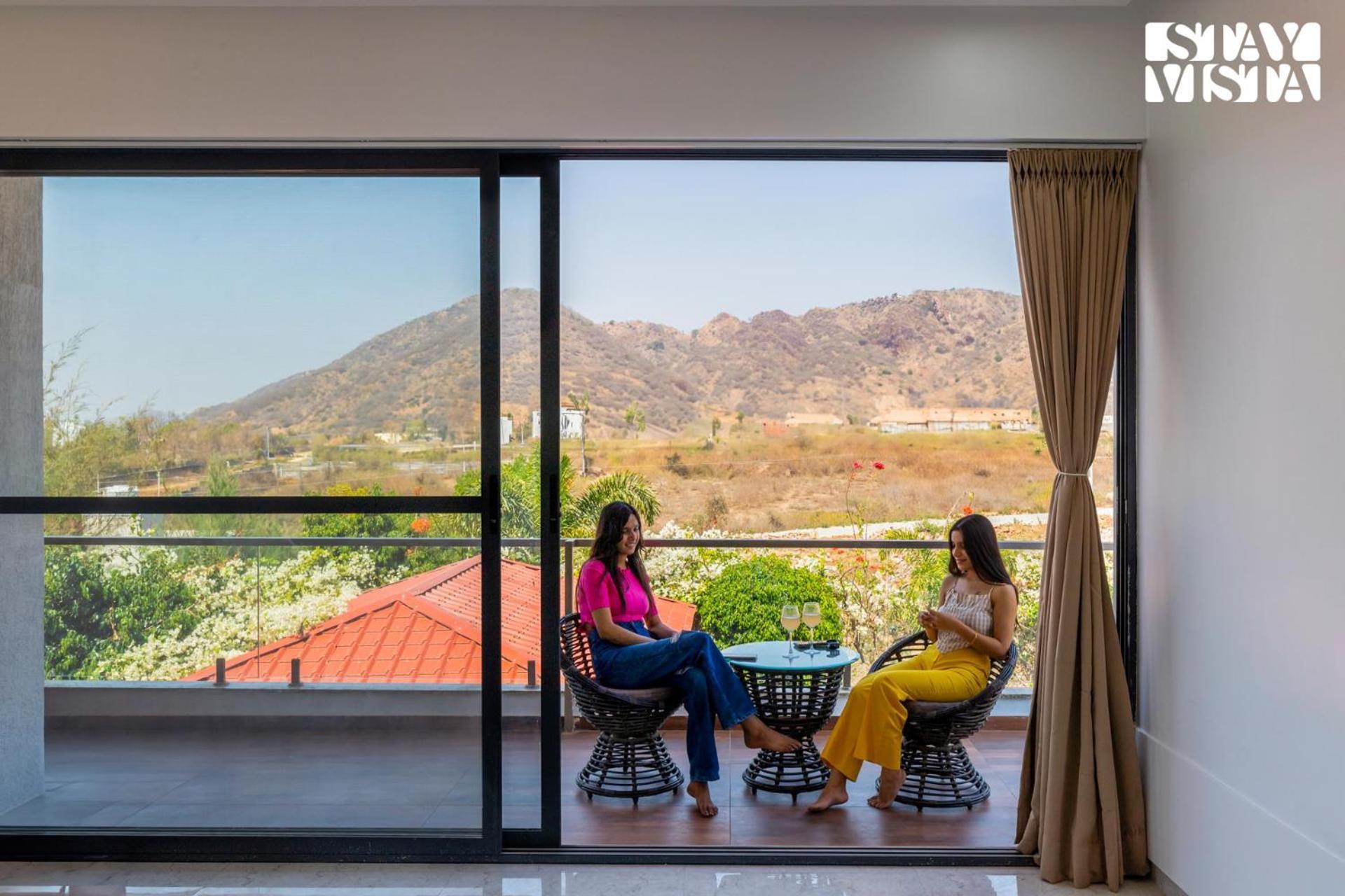 Stayvista'S Bella Dream - Mountain-View With Outdoor Pool, Lawn Featuring A Gazebo & Indoor Games 烏代浦 外观 照片
