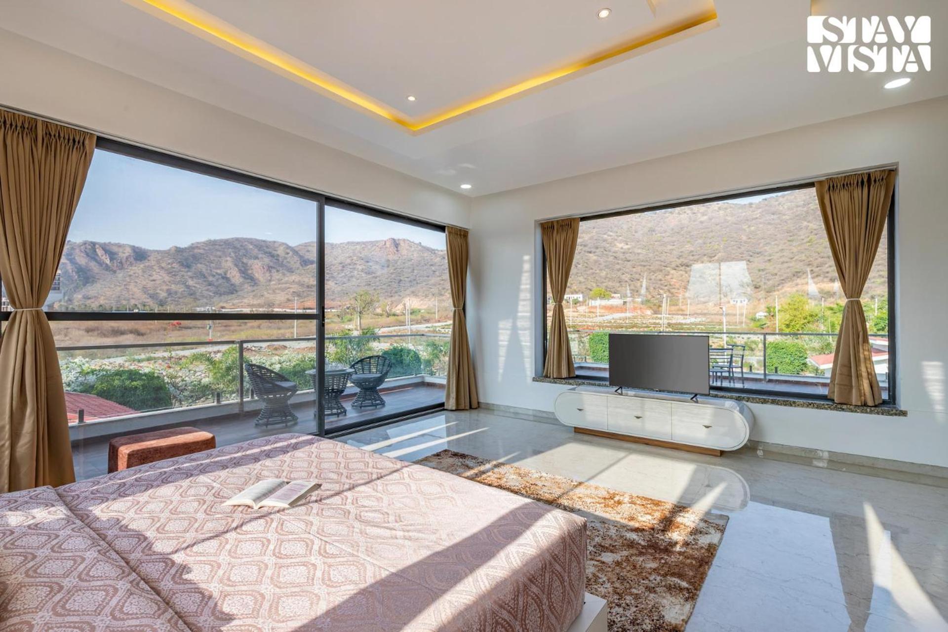 Stayvista'S Bella Dream - Mountain-View With Outdoor Pool, Lawn Featuring A Gazebo & Indoor Games 烏代浦 外观 照片