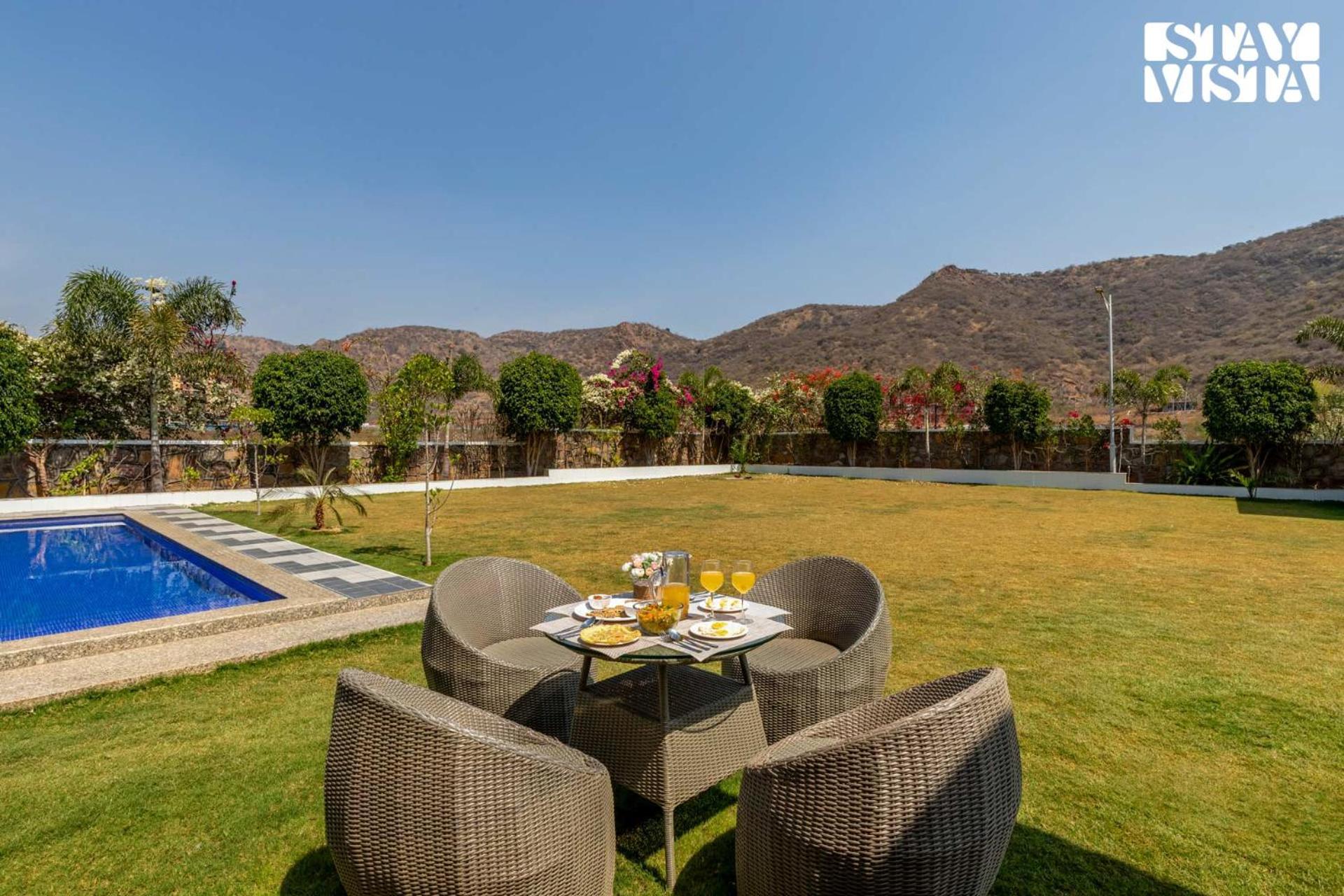 Stayvista'S Bella Dream - Mountain-View With Outdoor Pool, Lawn Featuring A Gazebo & Indoor Games 烏代浦 外观 照片